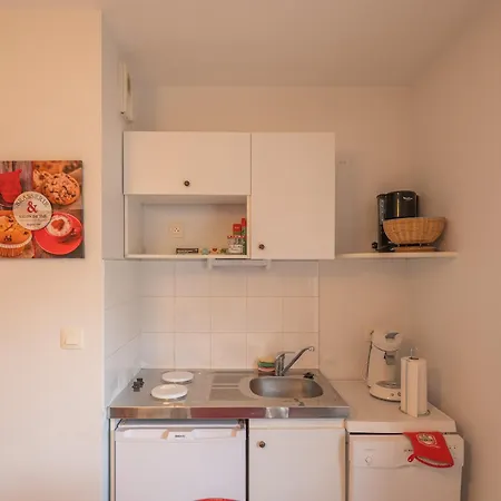 2 Pieces A 1km De La Plage, Proche Du Centre Et Des Commerces - Fr-1-197-218